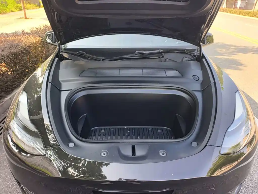 Tesla Model Y — миниатюра 20