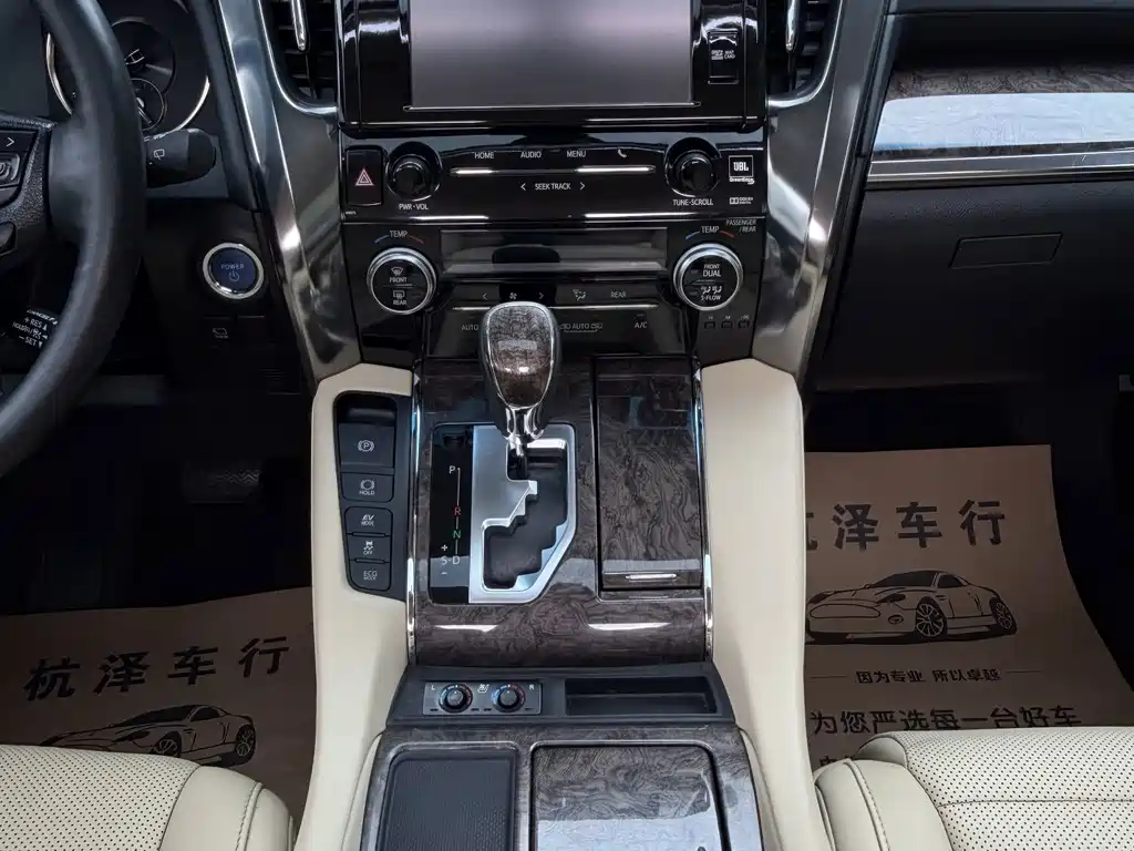 Toyota Alphard — миниатюра 14