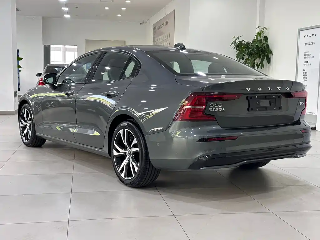 Volvo S60 2026 B5 Sport