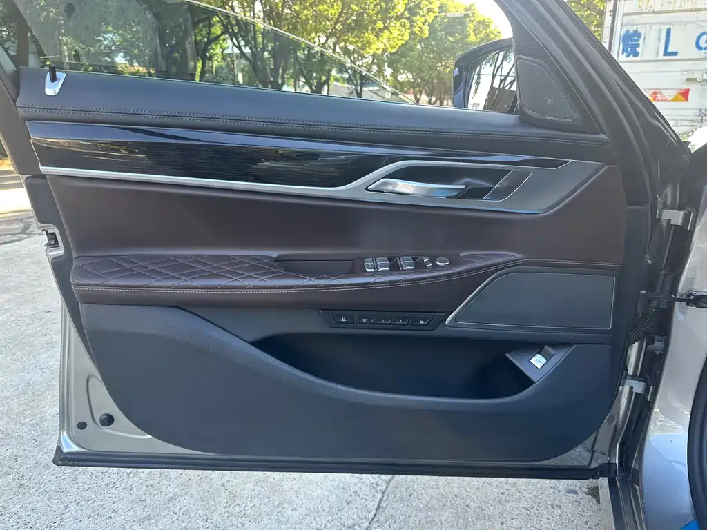 BMW 7 Series — миниатюра 21