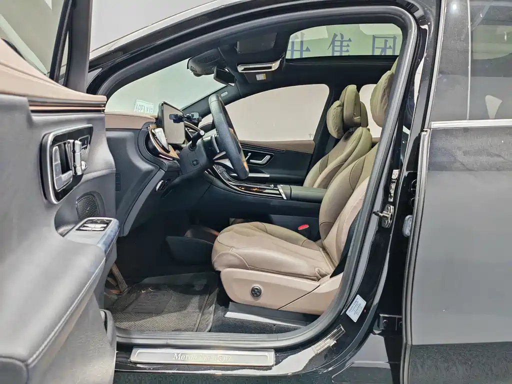 Mercedes-Benz EQE SUV — миниатюра 11