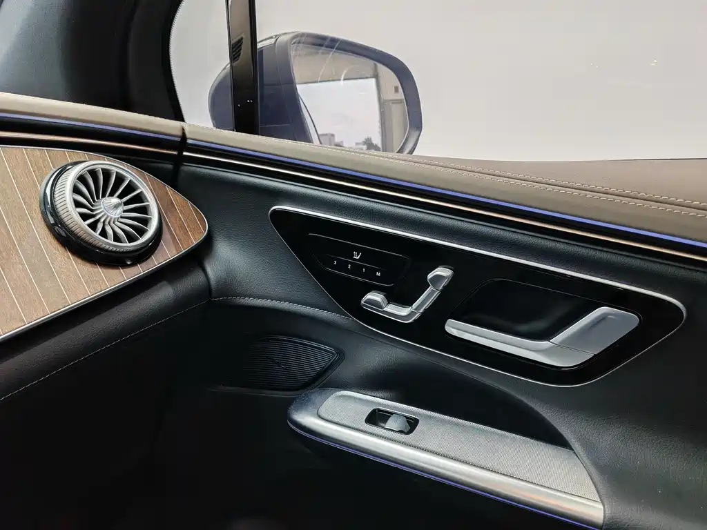 Mercedes-Benz EQE SUV — миниатюра 16