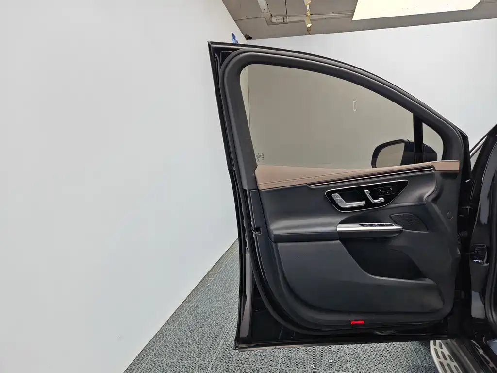 Mercedes-Benz EQE SUV — миниатюра 13