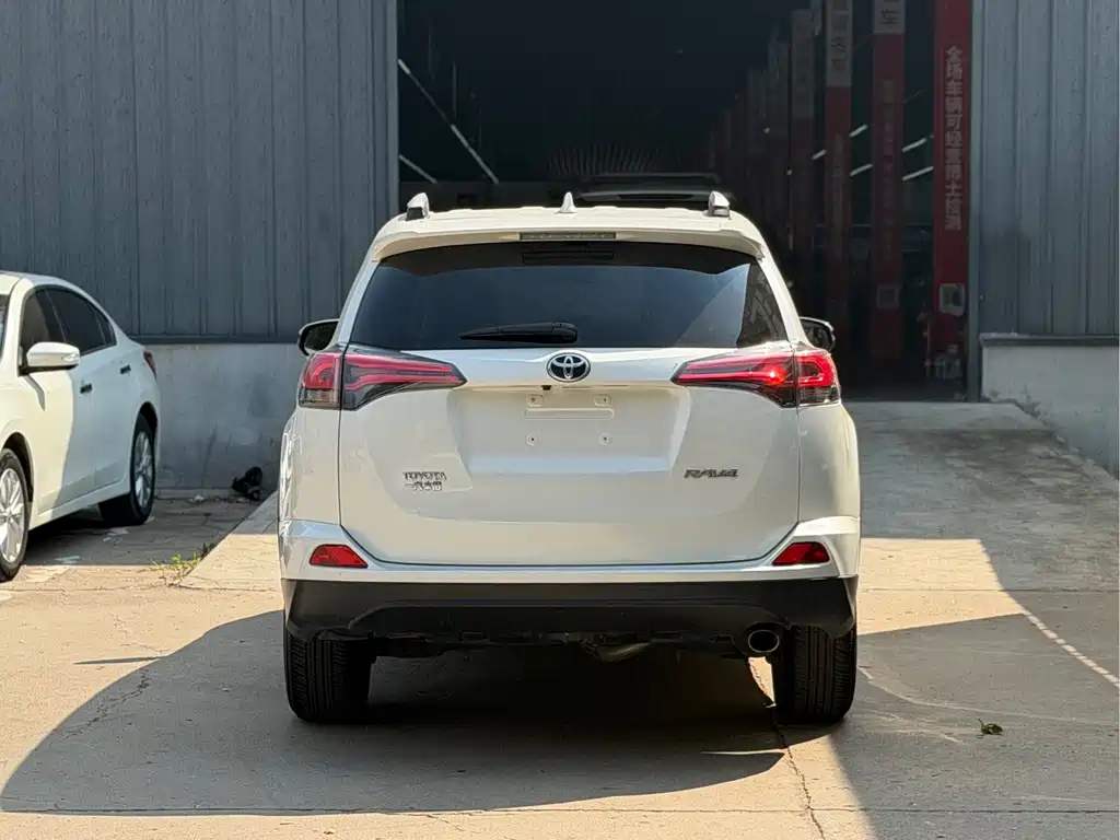 Toyota RAV4 — миниатюра 5