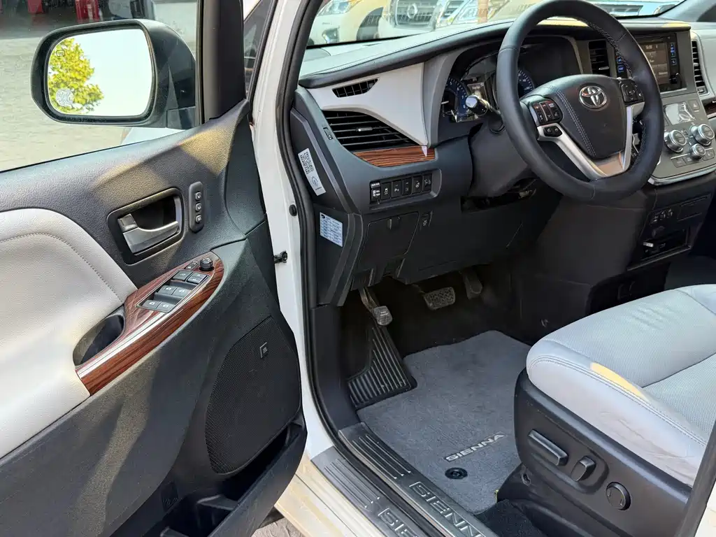 Toyota Sienna — миниатюра 7