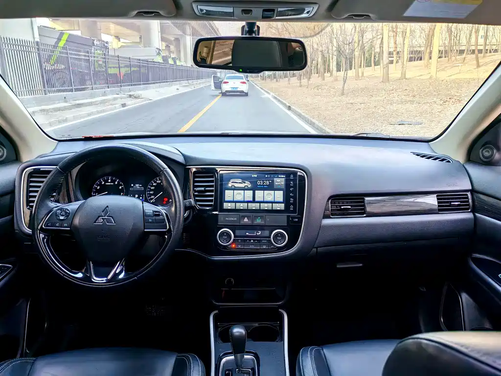 MITSUBISHI OUTLANDER