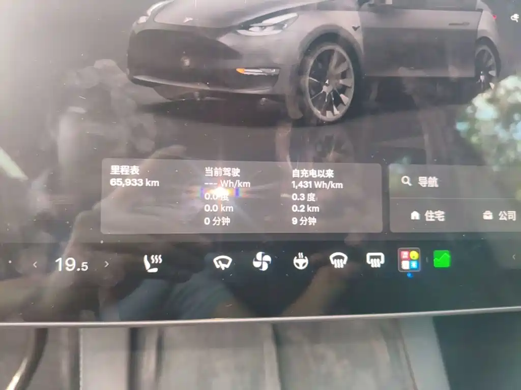 Tesla Model Y — миниатюра 12