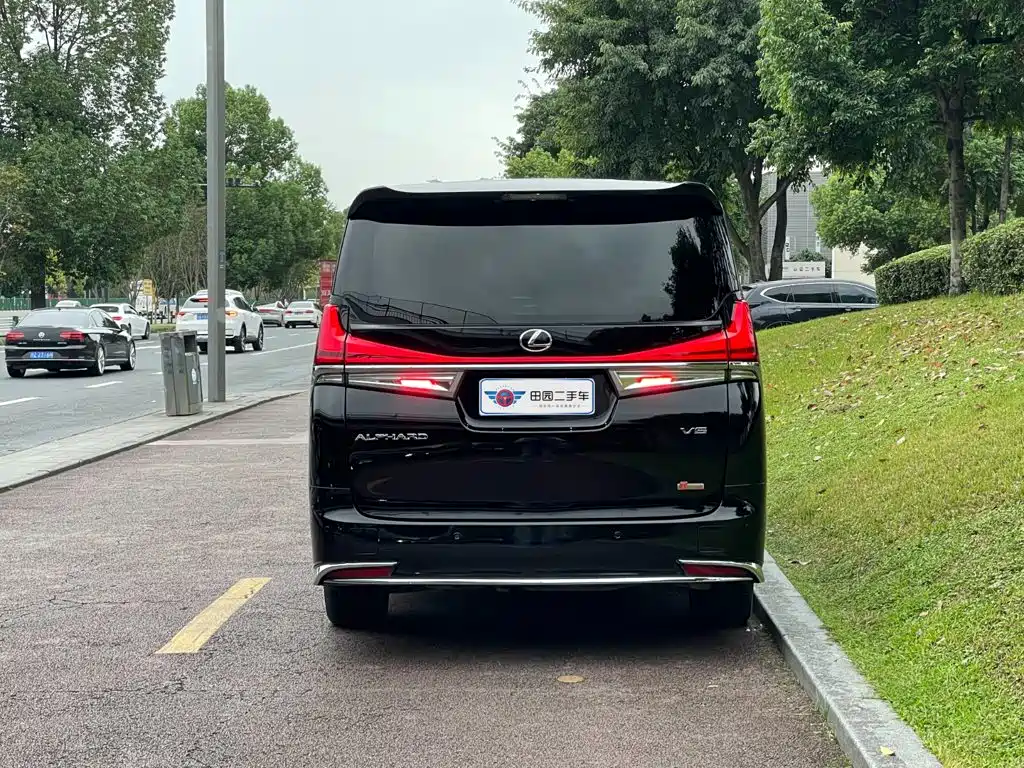 Toyota Alphard — миниатюра 5