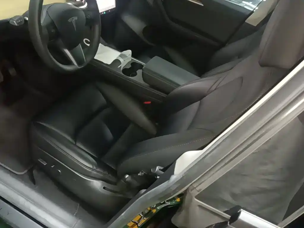 Tesla Model Y — миниатюра 15