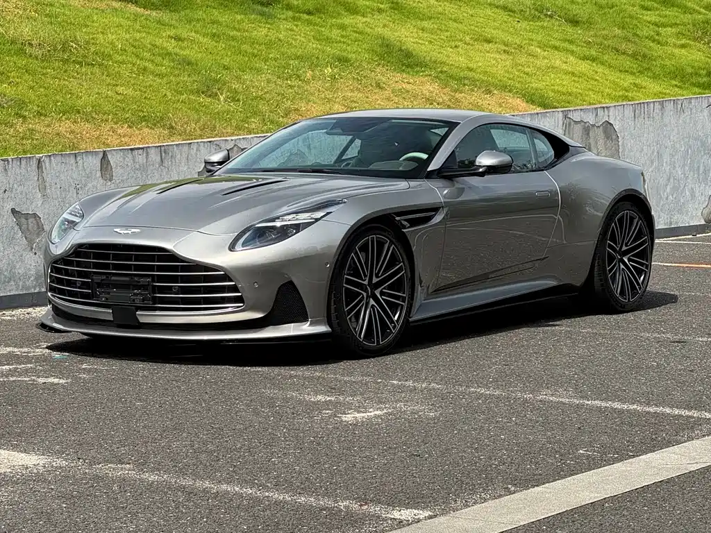 Aston Martin DB12 — миниатюра 5