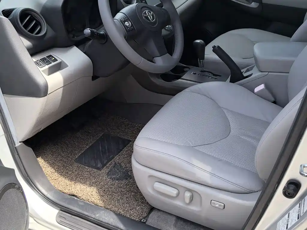 Toyota RAV4 2009 2.4L AT Luxury