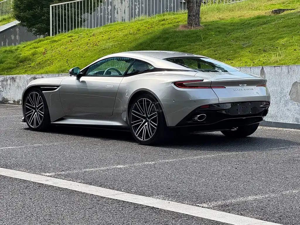 Aston Martin DB12 — миниатюра 8