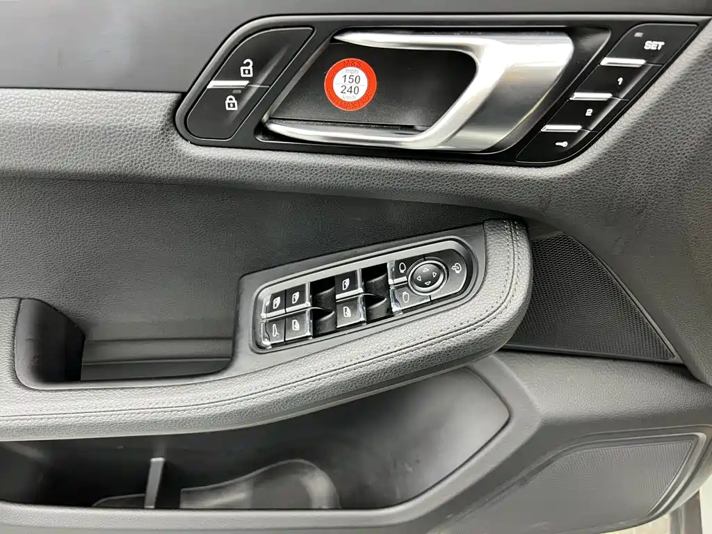 Porsche Macan — миниатюра 17
