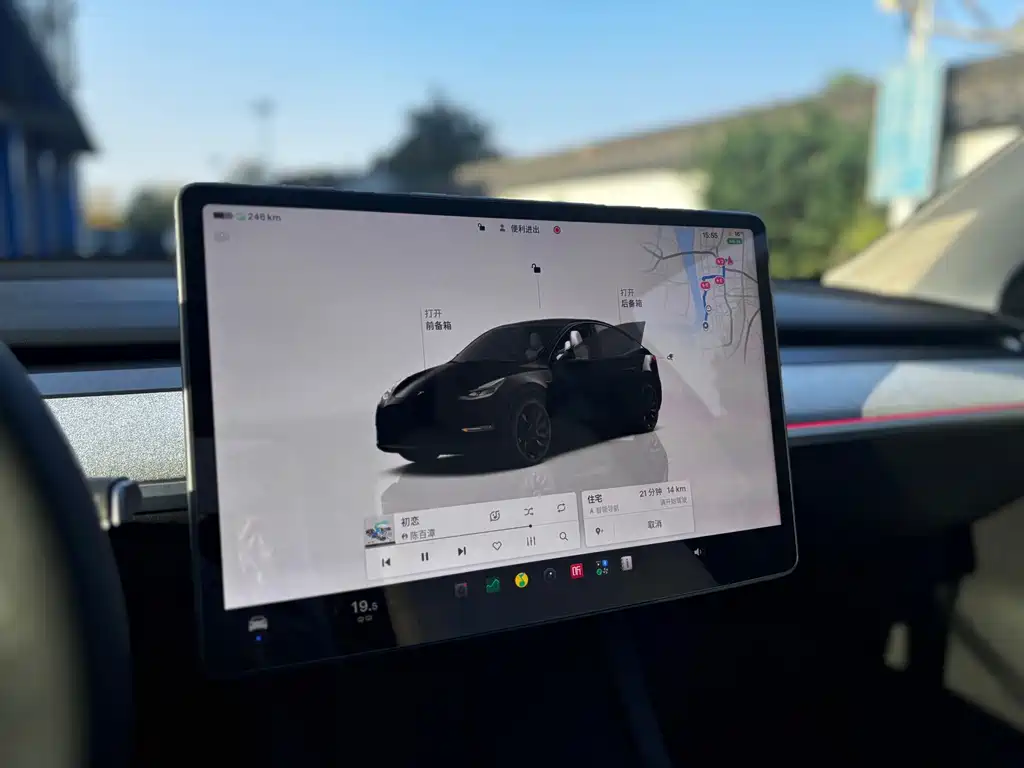 Tesla Model Y — миниатюра 17