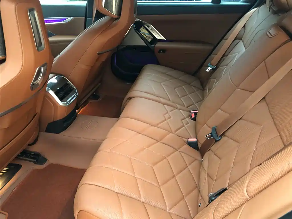 BMW 7 Series — миниатюра 9