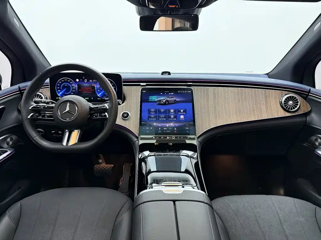 Mercedes-Benz EQE SUV — миниатюра 9