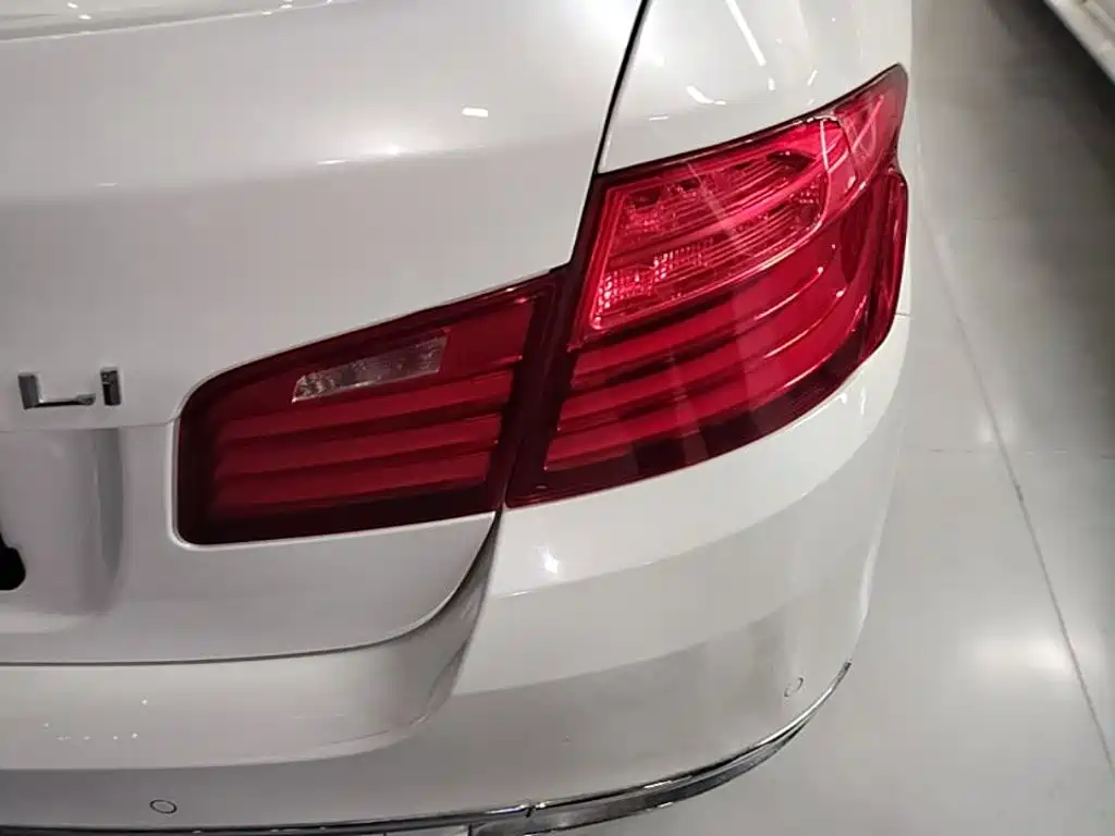 BMW 5 Series — миниатюра 8