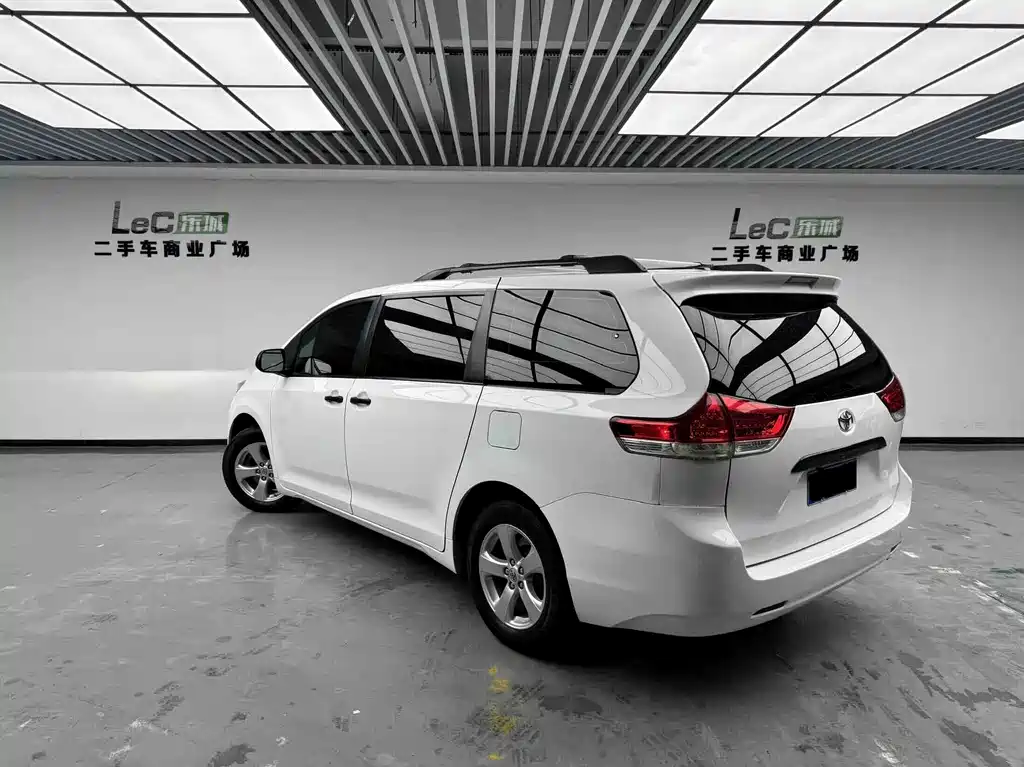 Toyota Sienna — миниатюра 6