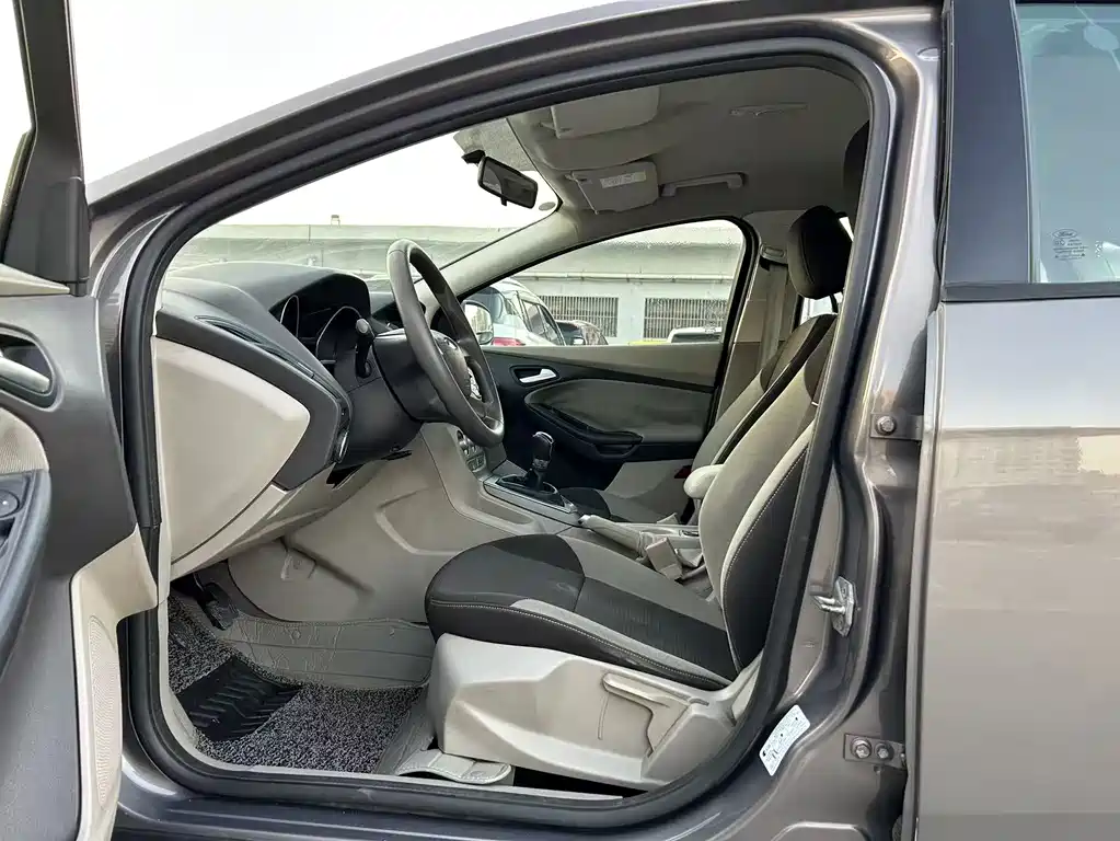 Ford Focus Sedan 1.6L Manual Comfort Type, фото 4