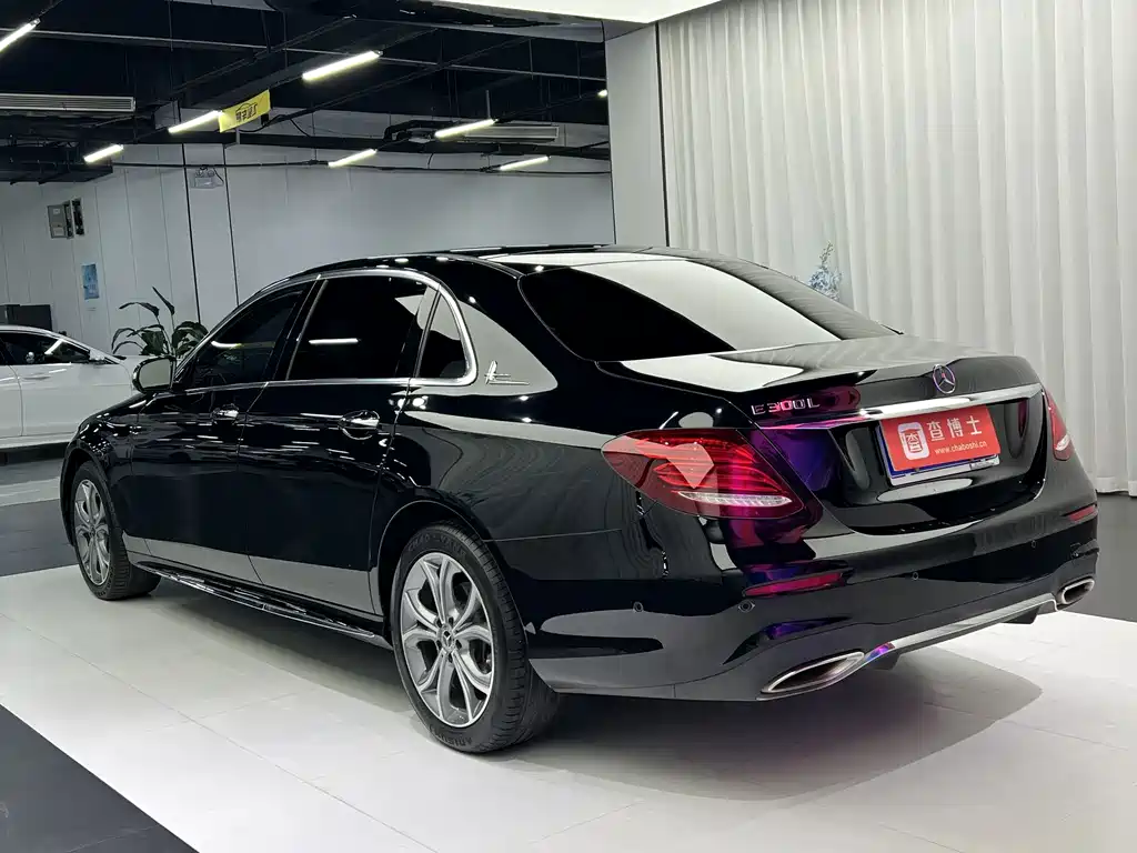 Mercedes-Benz E-Class — миниатюра 11