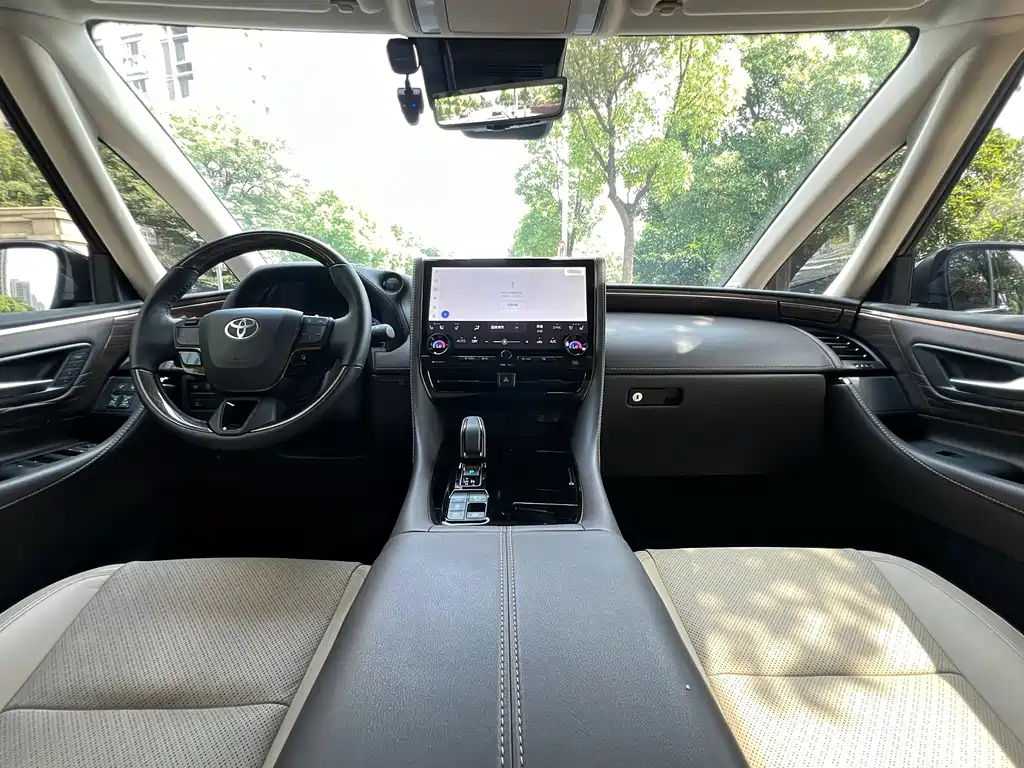 Toyota Alphard — миниатюра 5