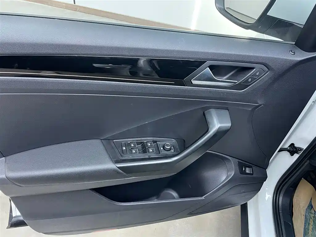 VOLKSWAGEN T ROC EXPLORING SONGS