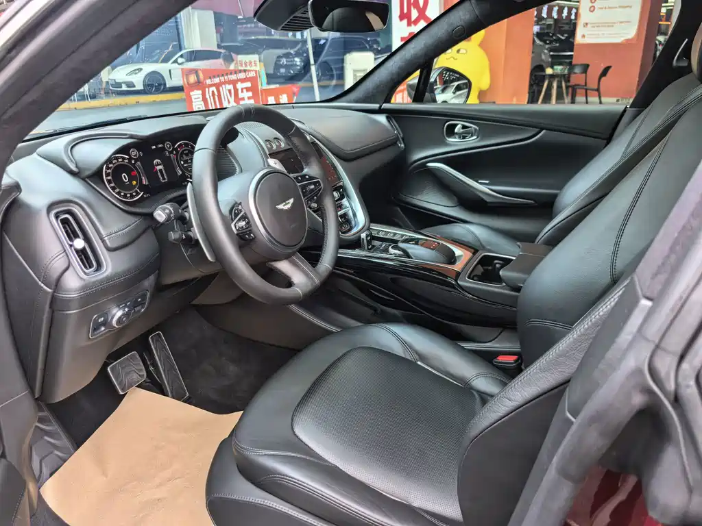 Aston Martin DBX — миниатюра 8