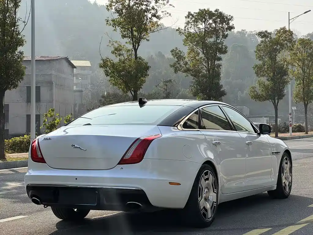 JAGUAR XJ