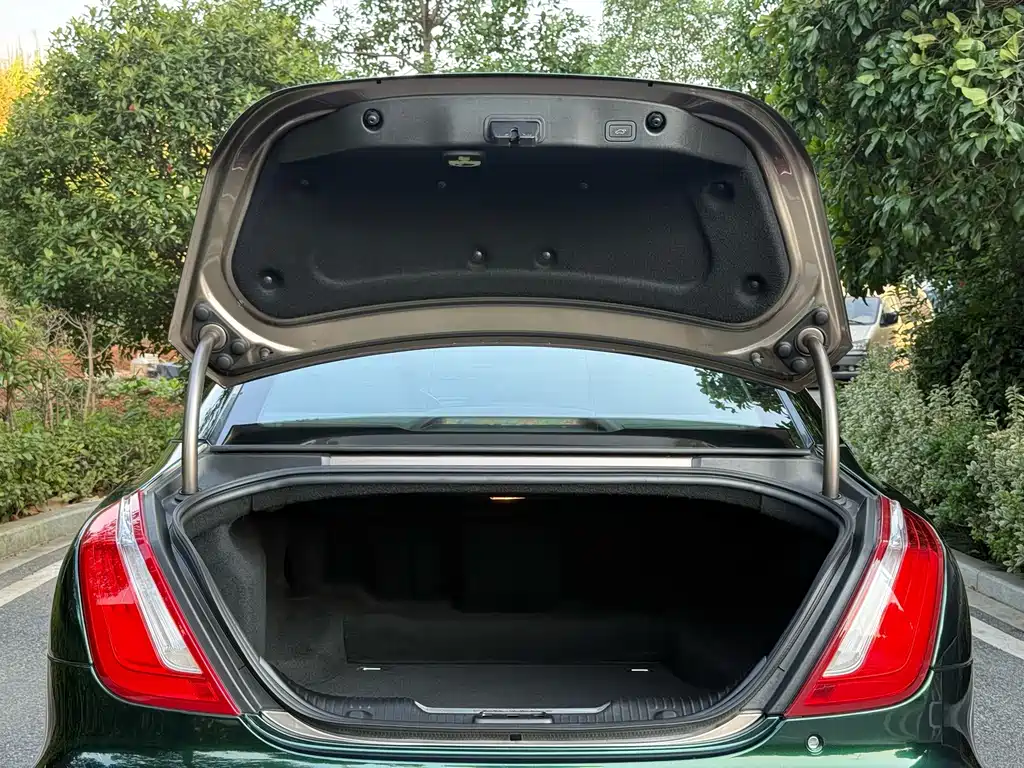 Jaguar XJ — миниатюра 20