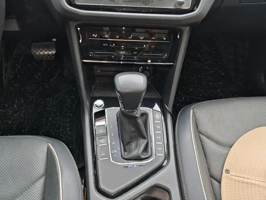 Volkswagen Tiguan L PHEV — миниатюра 16