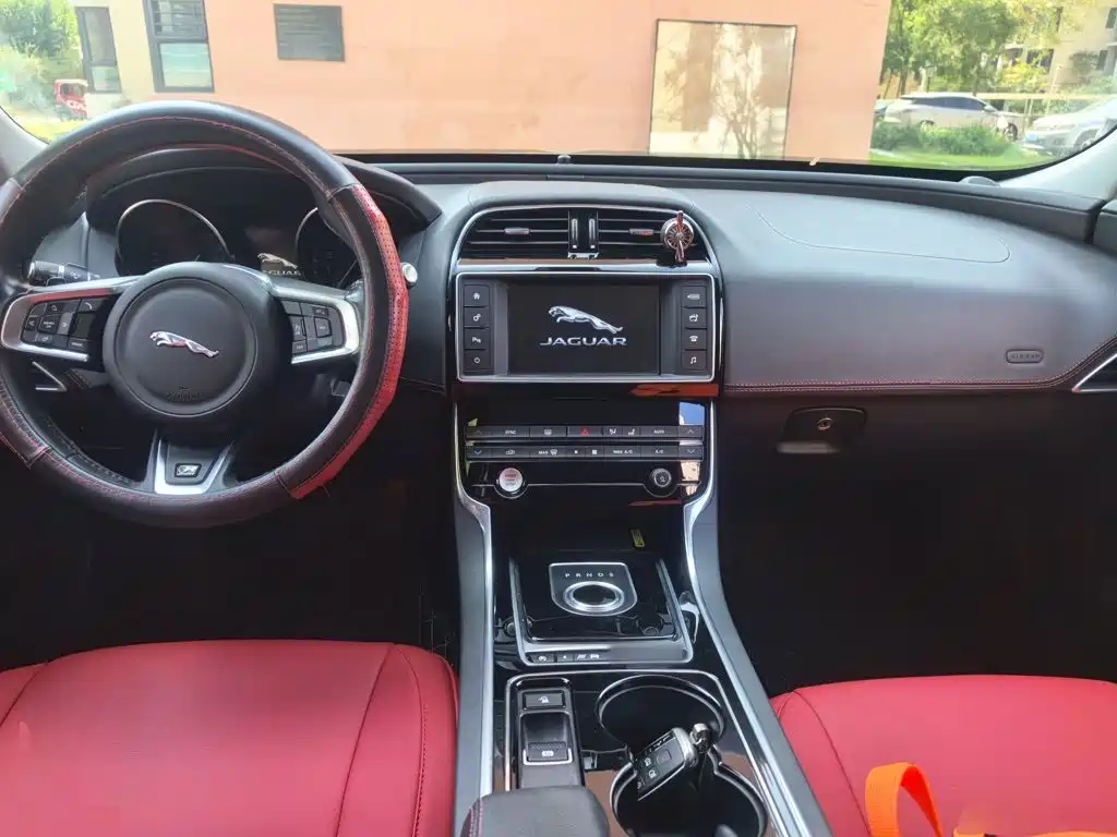 Jaguar XE — миниатюра 5