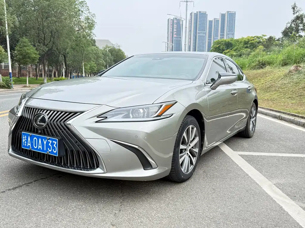 Lexus ES 2020