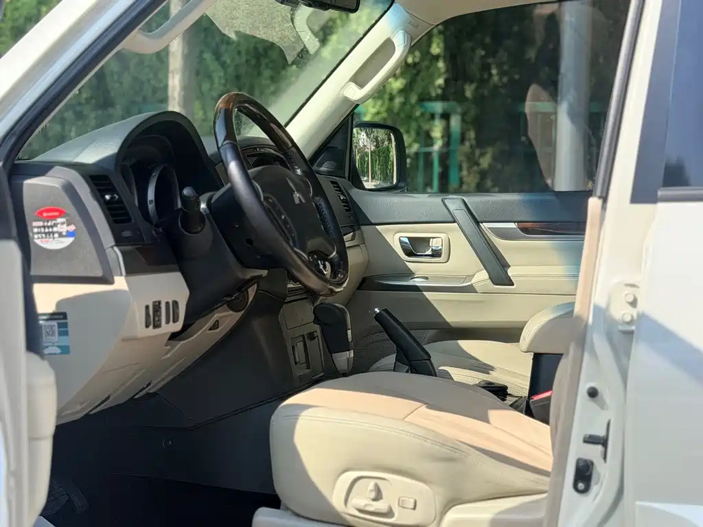 Mitsubishi Pajero (Import) — миниатюра 7