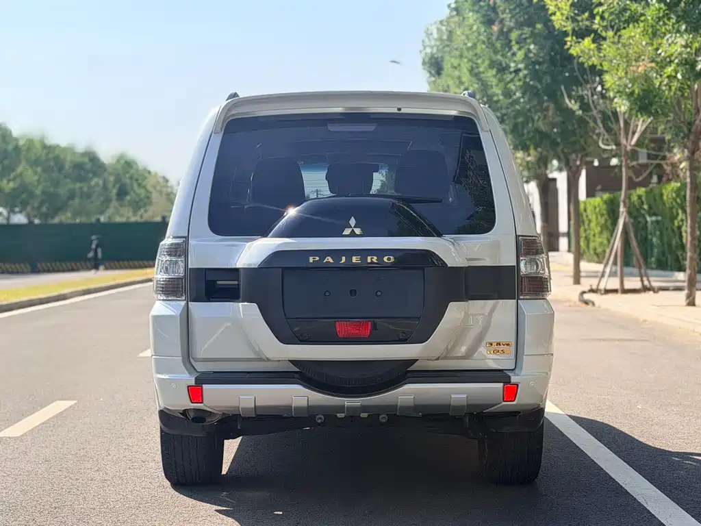 Mitsubishi Pajero (Import) — миниатюра 5