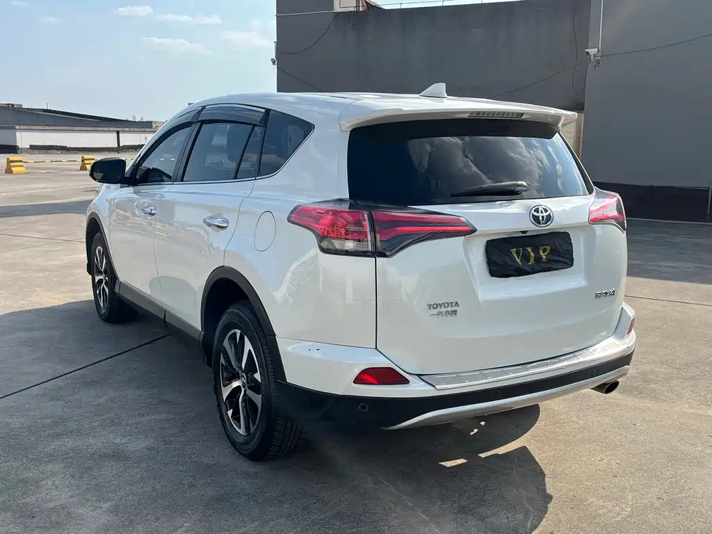 Toyota RAV4 — миниатюра 8