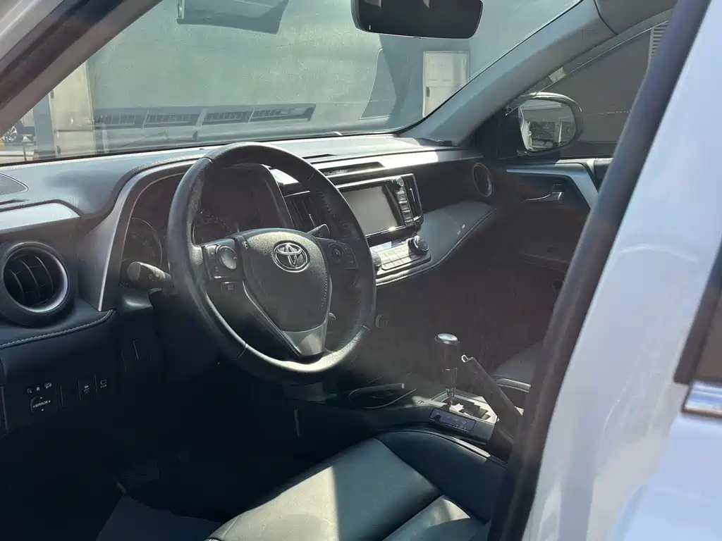 Toyota RAV4 — миниатюра 5