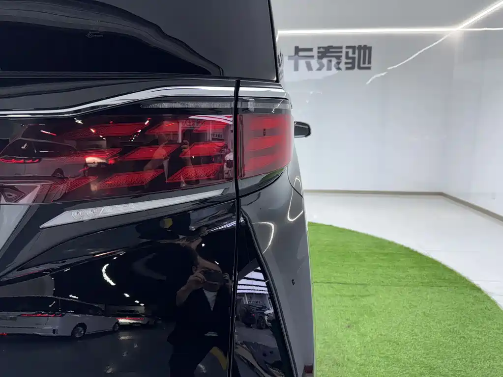 Toyota Alphard — миниатюра 20