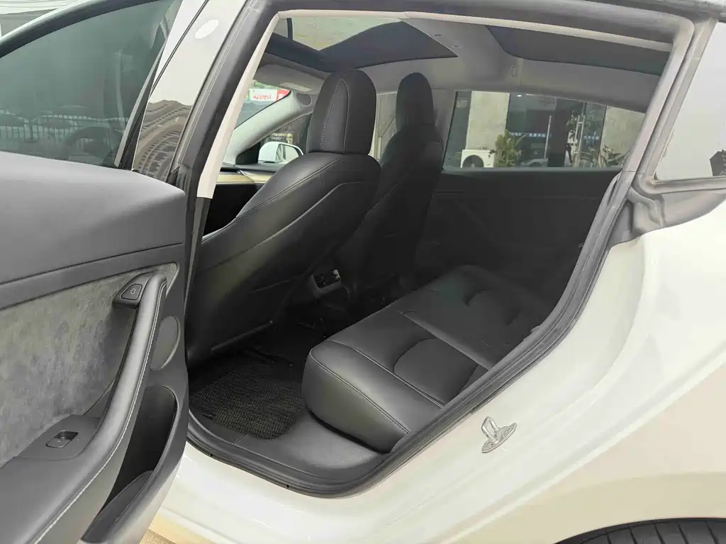 Tesla Model 3 — миниатюра 5