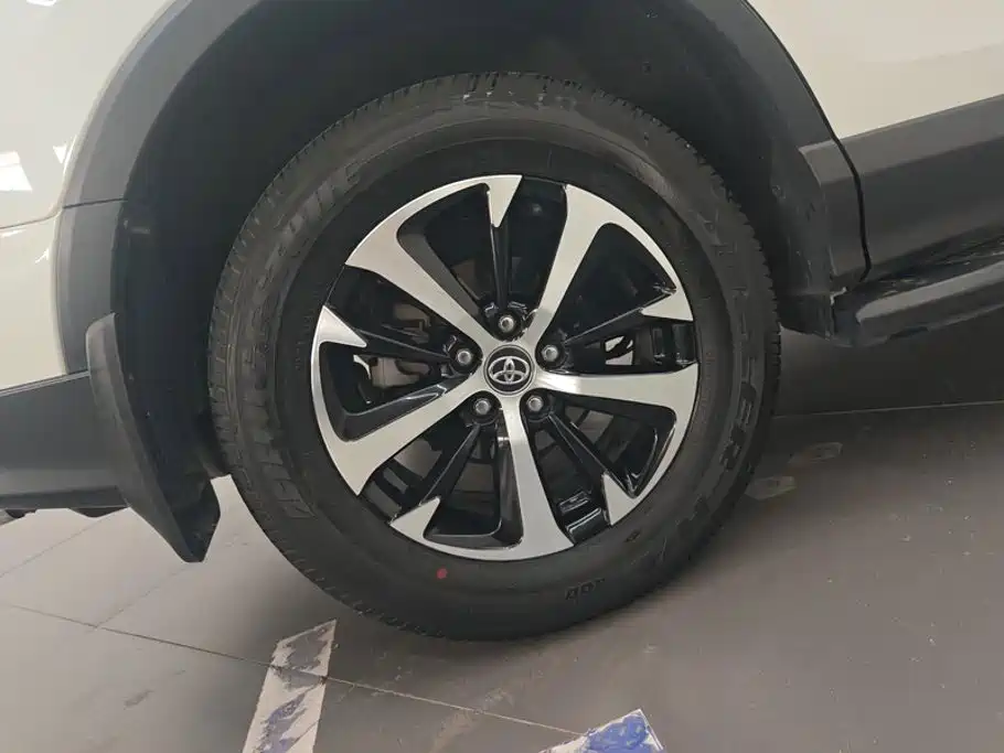 Toyota RAV4 — миниатюра 6