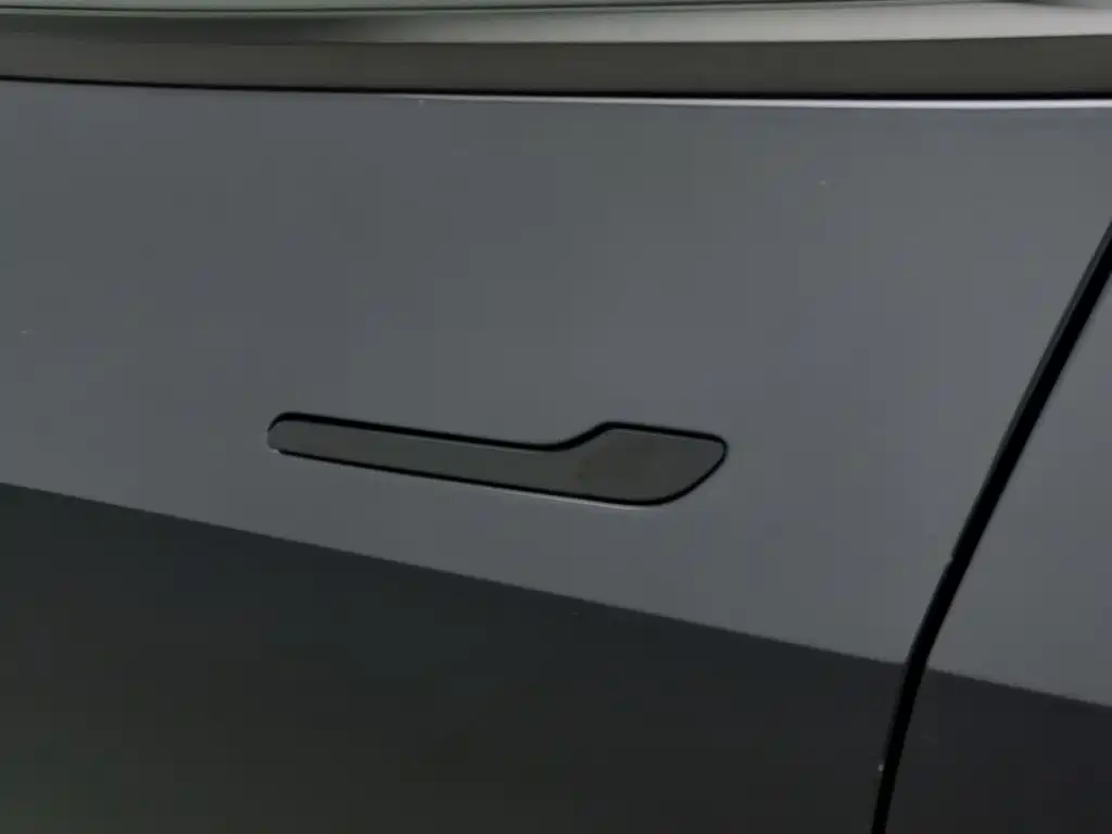 Tesla Model Y — миниатюра 18