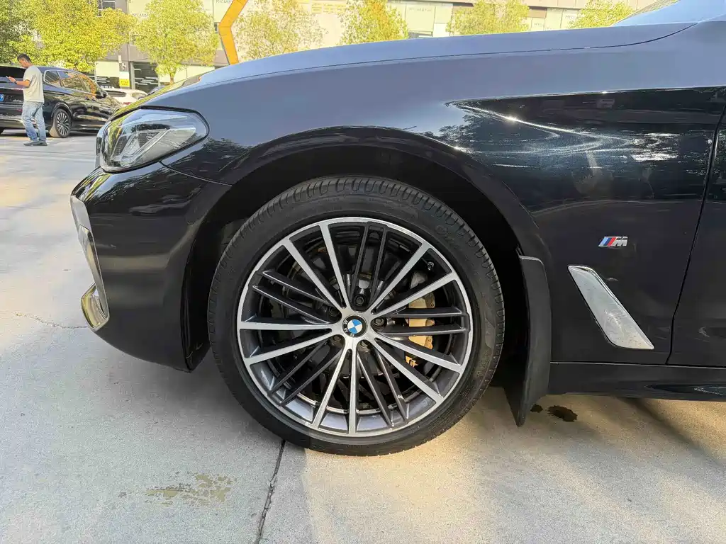 BMW 5 Series — миниатюра 9