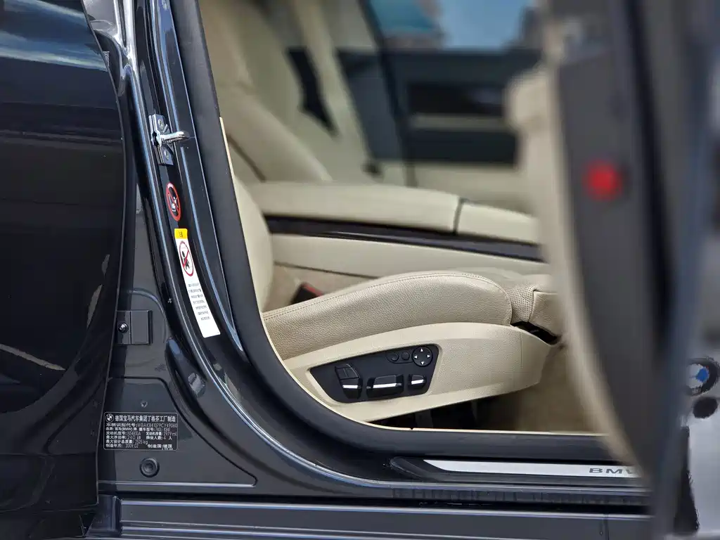 BMW 7 Series — миниатюра 12