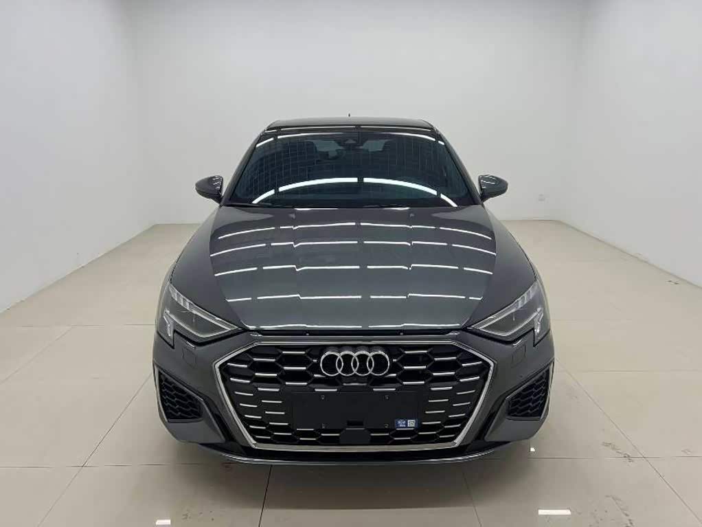 Audi A3 1.4 л 2023 г. Серебристо-серый, пробег 33000 км