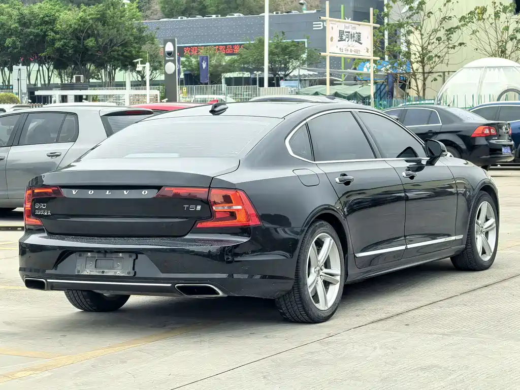 VOLVO S90