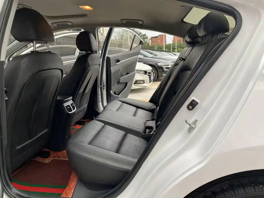 Hyundai Elantra — миниатюра 11