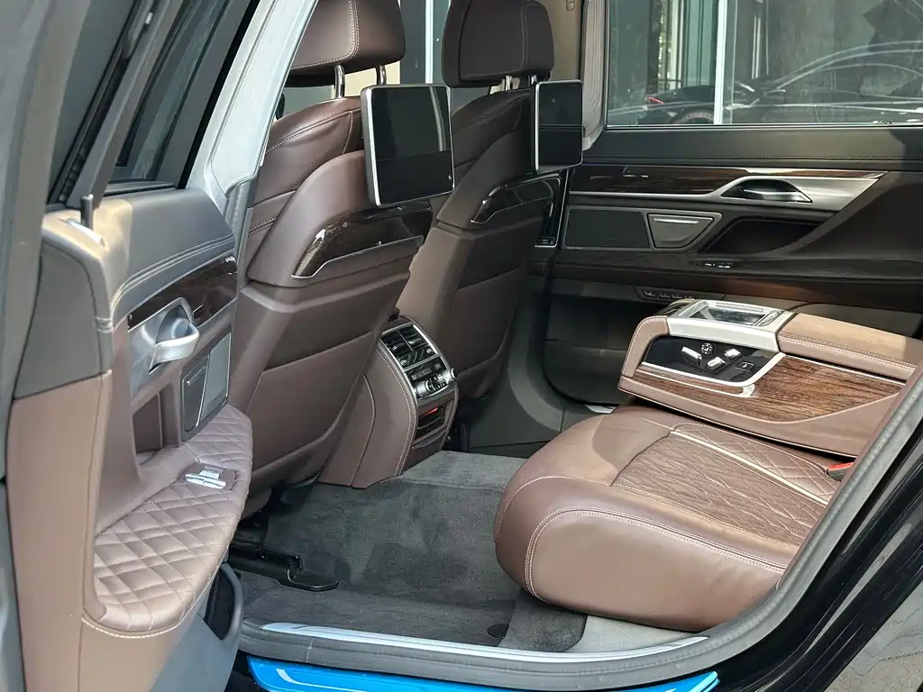 BMW 7 Series — миниатюра 4
