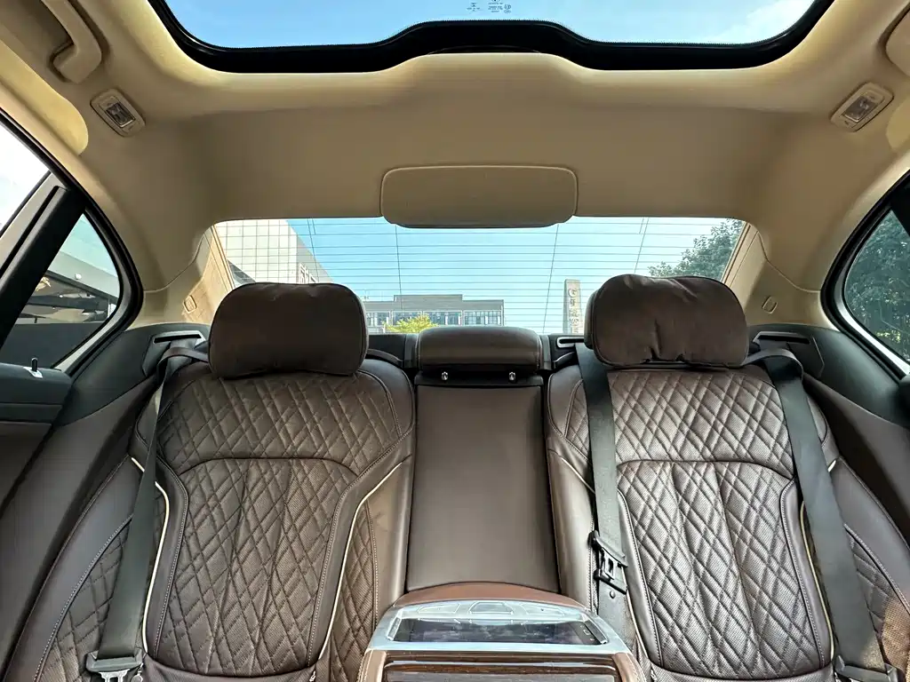 BMW 7 Series — миниатюра 11