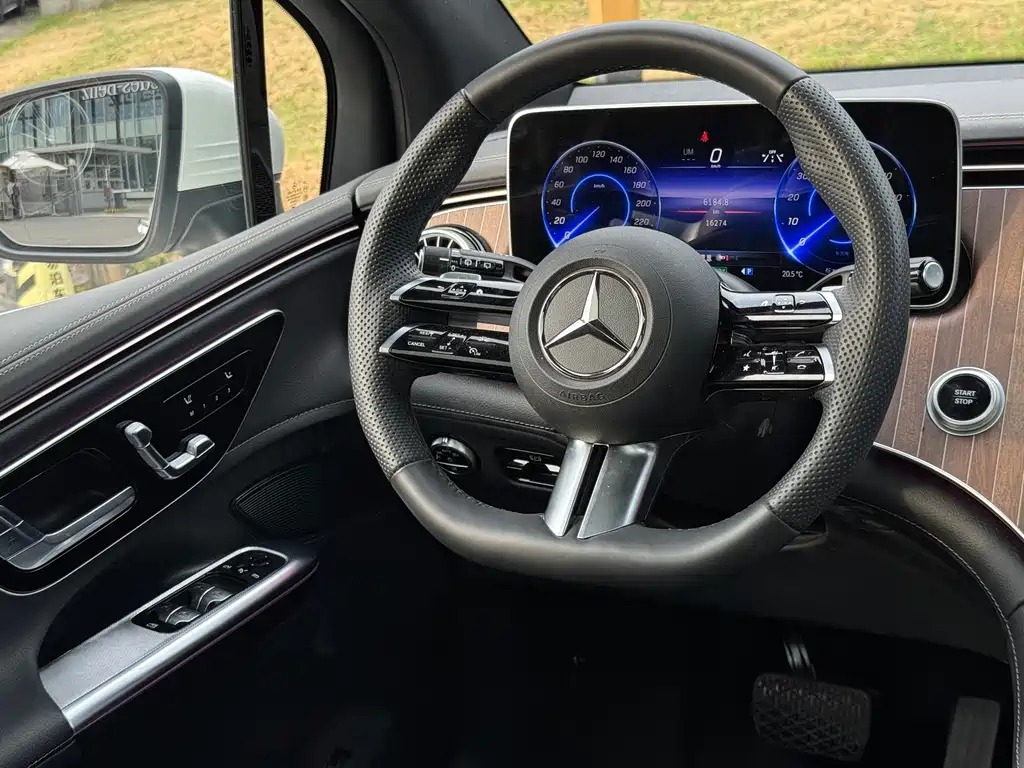 Mercedes-Benz EQE SUV — миниатюра 17
