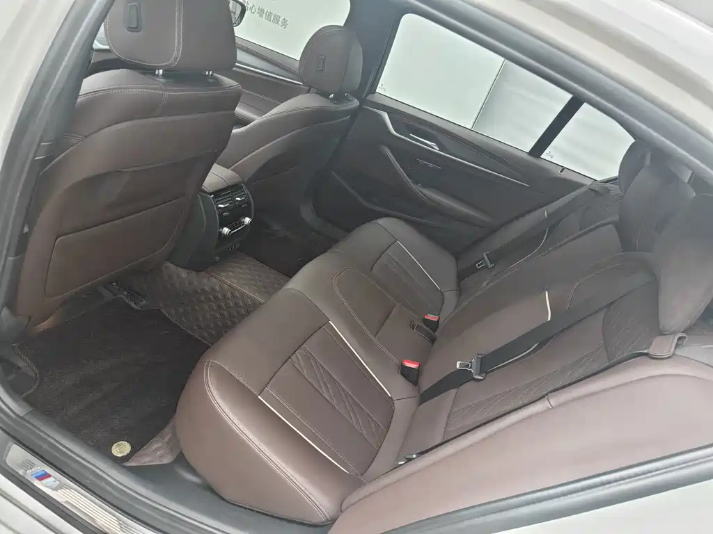 BMW 5 Series — миниатюра 11