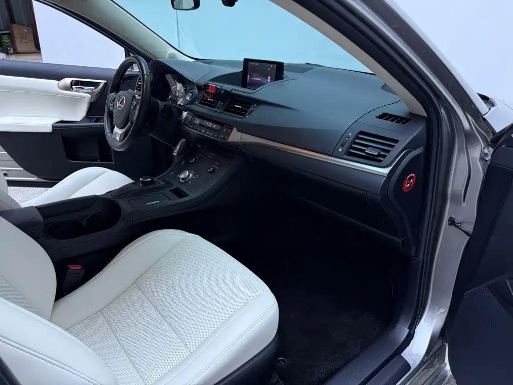 Lexus CT — миниатюра 20
